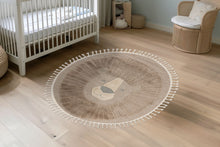 Lade das Bild in den Galerie-Viewer, Modena 424 Lion 133cm x 133cm Kinderteppich Rund

