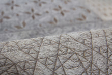 Lade das Bild in den Galerie-Viewer, Gleam 560 Grau / Silber 120cm x 170cm
