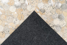 Lade das Bild in den Galerie-Viewer, Lavin 1025 Silber 160 x 230 cm
